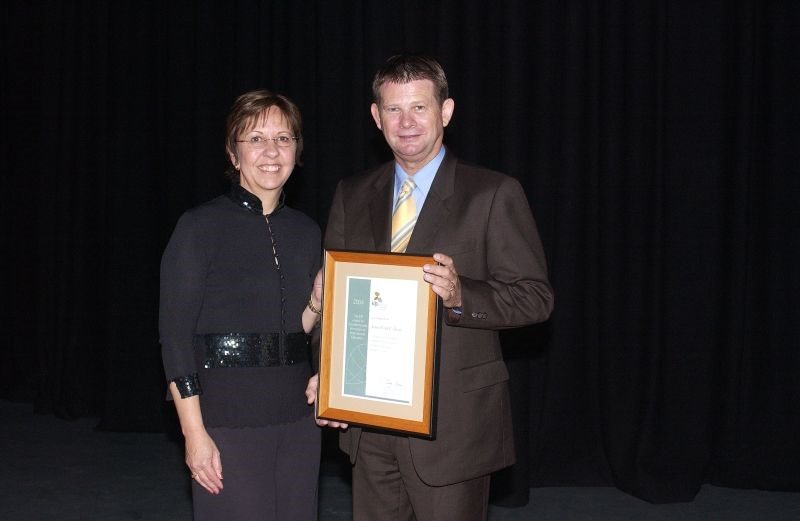 The 2004 IDP Award being presented to John Paul College by Lindy Hyam, Chief Executive of IDP Education Australia