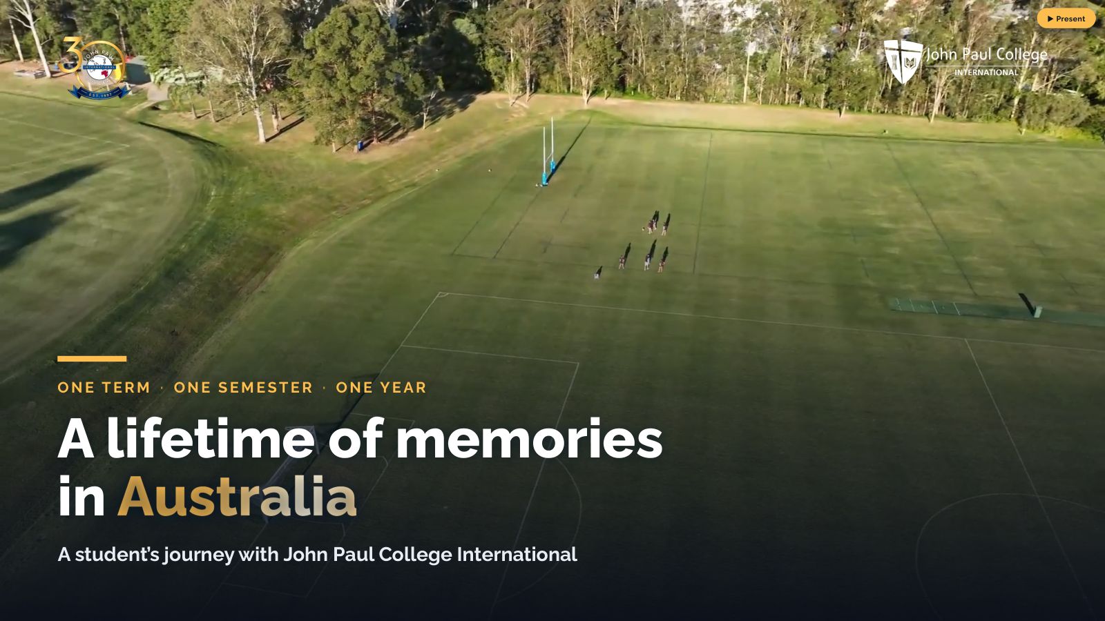 Portada de la presentación: las canchas deportivas de John Paul College vistas desde el aire al atardecer